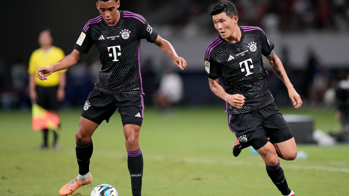 Jamal Musiala (l) und Min-Jae Kim beim Testspiel gegen Kawasaki Frontale. - Foto: Shuji Kajiyama/AP/dpa
