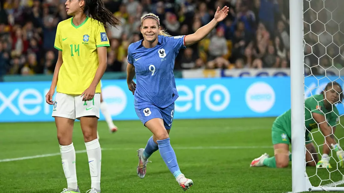 Eugenie Le Sommer (M) erzielte das Tor zum 1:0 für Frankreich. - Bild: Darren England/AAP/dpa