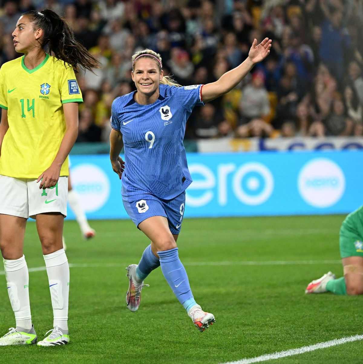 Eugenie Le Sommer (M) erzielte das Tor zum 1:0 für Frankreich. - Foto: Darren England/AAP/dpa