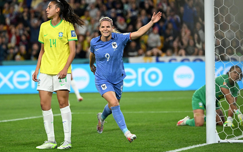 Eugenie Le Sommer (M) erzielte das Tor zum 1:0 für Frankreich. - Foto: Darren England/AAP/dpa