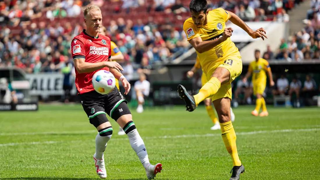 Elversbergs Marcel Correia (r) erzielte einen Treffer beim Punktgewinn der Aufsteiger in Hannover. - Bild: Michael Matthey/dpa