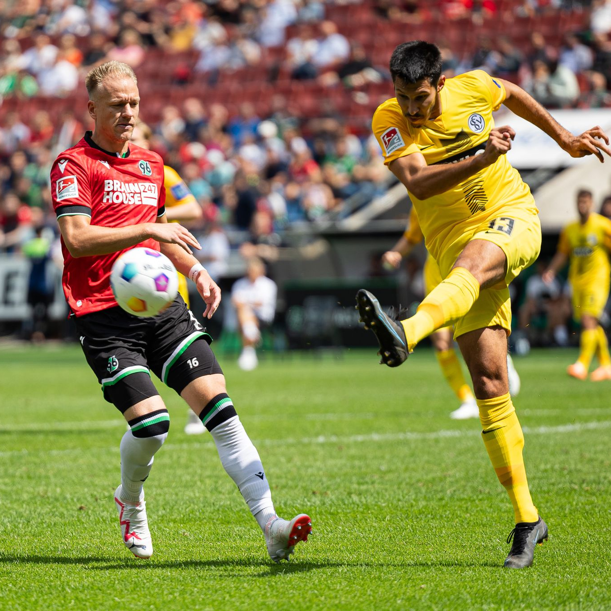 Elversbergs Marcel Correia (r) erzielte einen Treffer beim Punktgewinn der Aufsteiger in Hannover. - Foto: Michael Matthey/dpa