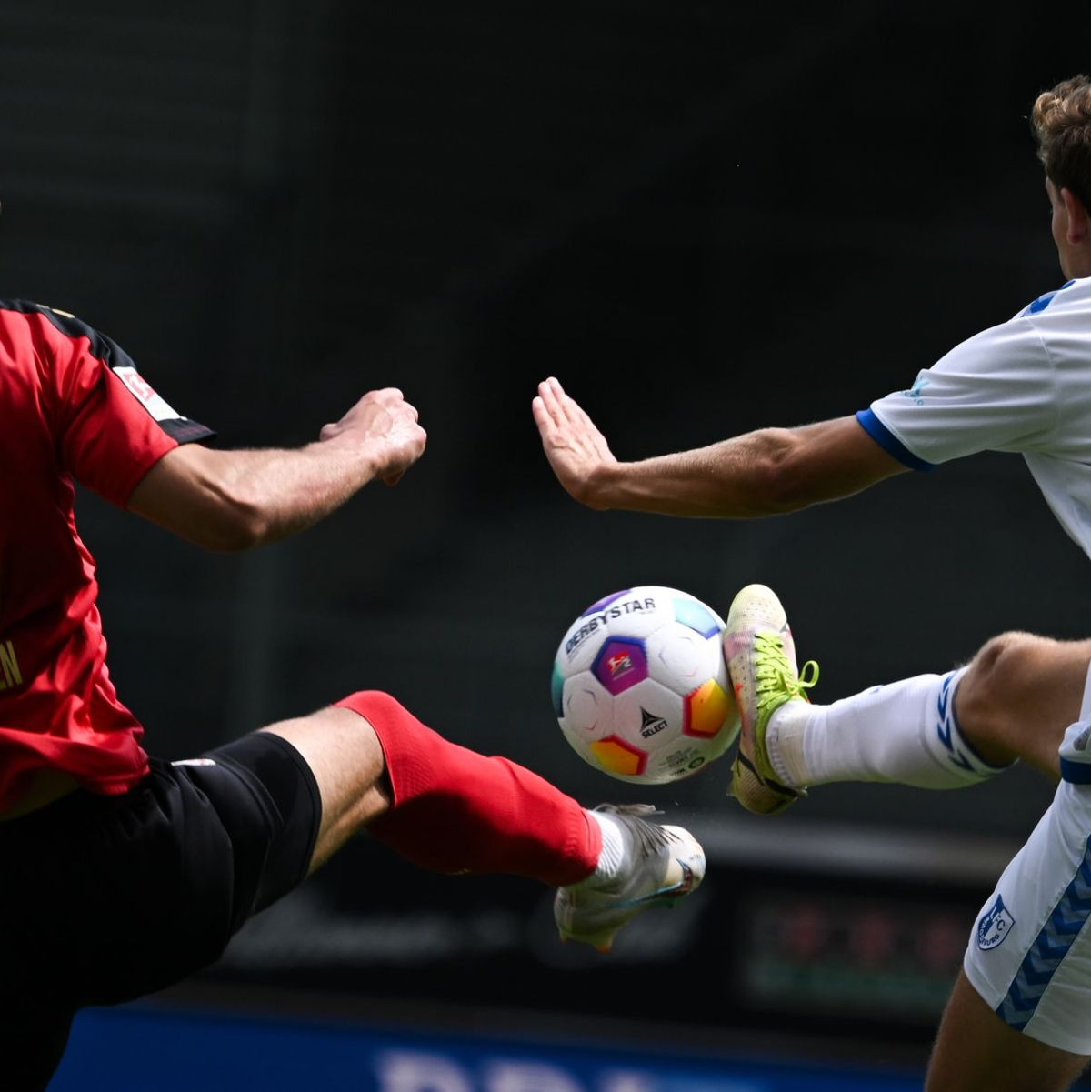 Wiesbadens Ivan Prtajin (l) und Magdeburgs Alexander Nollenberger kämpfen um den Ball. - Foto: Arne Dedert/dpa
