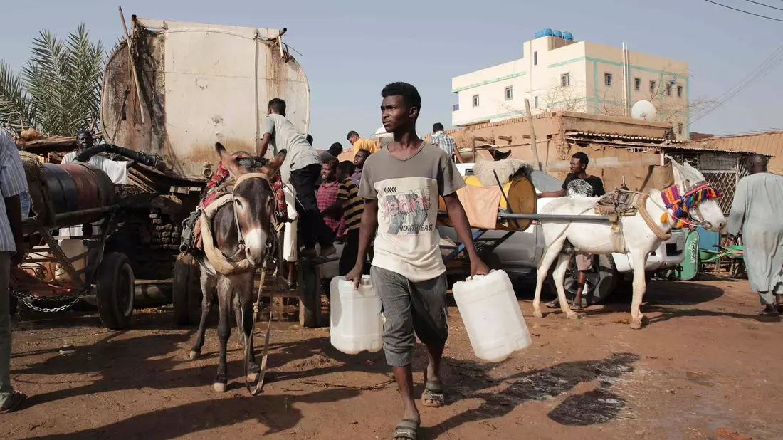 Der Konflikt im Sudan zwischen al-Burhan und Daglo dauert weiter an und fordert täglich Opfer. - Bild: Marwan Ali/AP/dpa