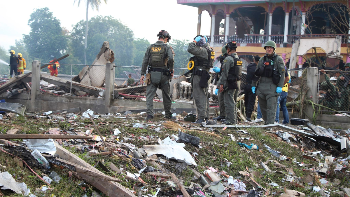 Einsatzkräfte des Kampfmittelräumdienstes untersuchen die Überreste eines durch eine Explosion zerstörten Gebäudes in Thailand. - Foto: Kriya Tehtani/AP