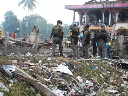 Einsatzkräfte des Kampfmittelräumdienstes untersuchen die Überreste eines durch eine Explosion zerstörten Gebäudes in Thailand. - Foto: Kriya Tehtani/AP