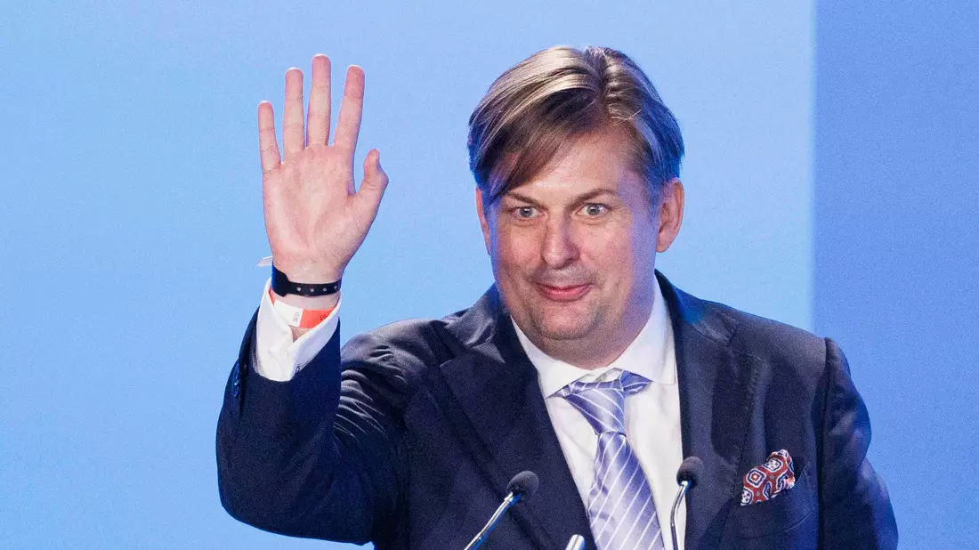 Maximilian Krah bei seiner Vorstellungsrede als AfD-Spitzenkandidat für die Europawahl der AfD Europawahlversammlung in der Messe Magdeburg. - Bild: Carsten Koall/dpa