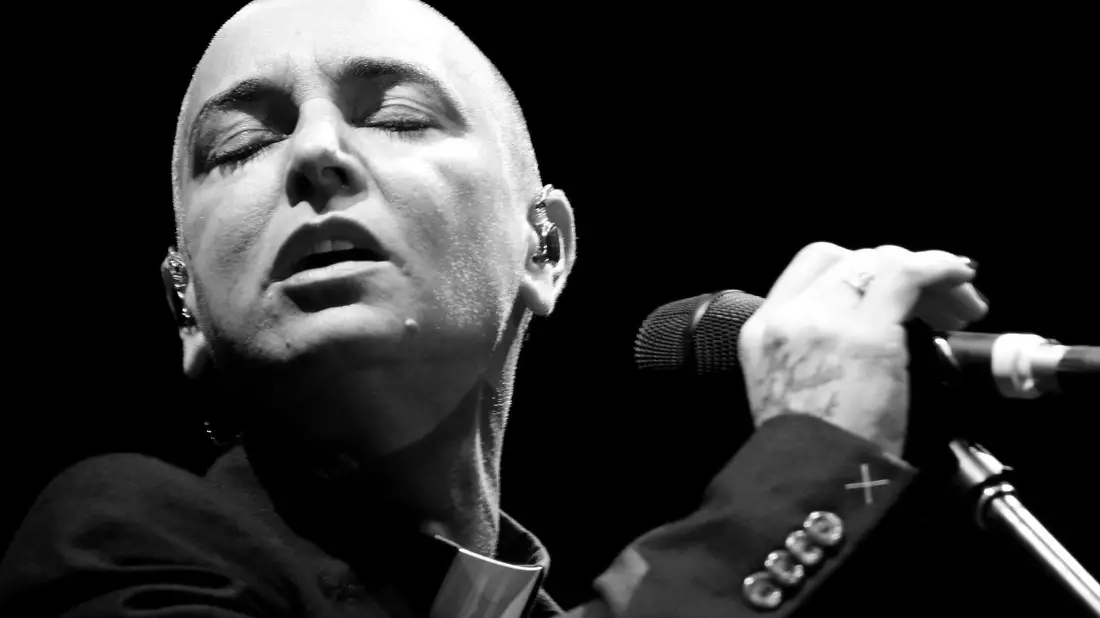 Popsängerin Sinead O'Connor - hier bei einem Konzert in Santiago de Chile - wurde nur 56 Jahre alt. - Bild: Sebastian Silva/EFE/epa/dpa