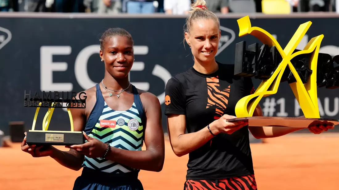 Noma Noha Akugue (l) musste sich im Finale von Hamburg Arantxa Rus geschlagen geben. - Bild: Frank Molter/dpa
