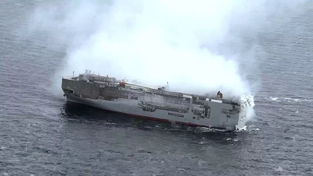 Die Luftaufnahme zeigt den Autofrachter «Fremantle Highway» in der Nordsee, von dem weiter Rauchwolken aufsteigen. - Bild: Coast Guard Netherlands/dpa