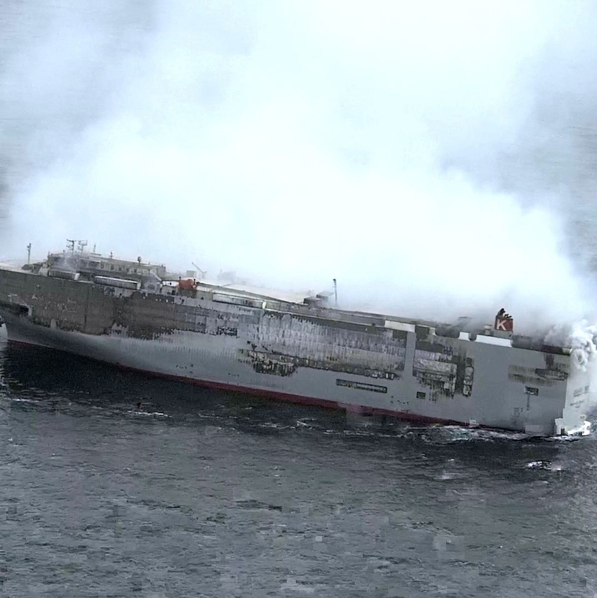 Die Luftaufnahme zeigt den Autofrachter «Fremantle Highway» in der Nordsee, von dem weiter Rauchwolken aufsteigen. - Foto: Coast Guard Netherlands/dpa
