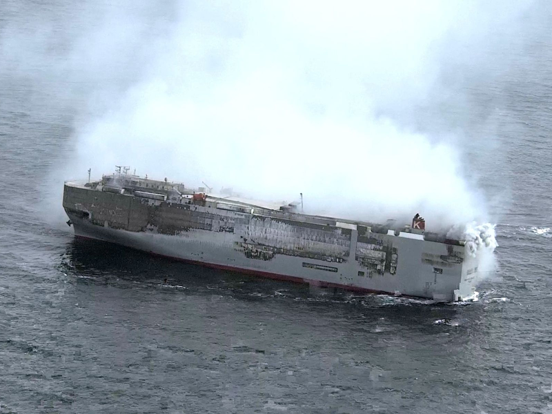 Die Luftaufnahme zeigt den Autofrachter «Fremantle Highway» in der Nordsee, von dem weiter Rauchwolken aufsteigen. - Foto: Coast Guard Netherlands/dpa