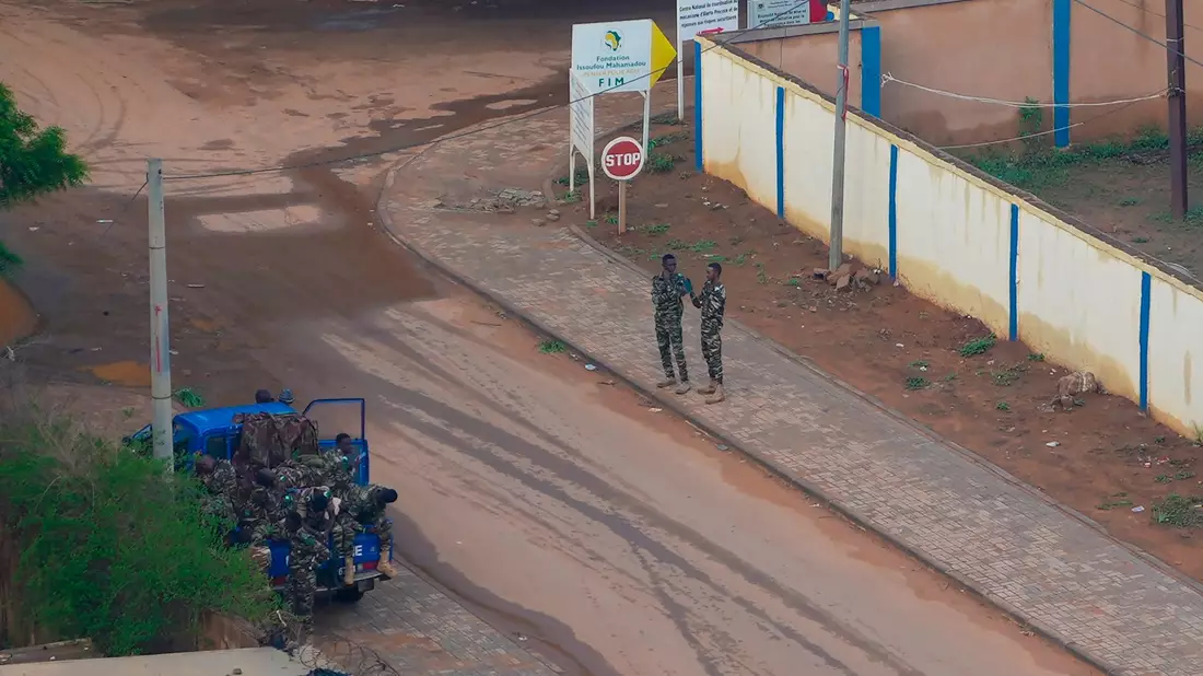 Französische Staatsangehörige warten auf dem Flughafen in Niamey auf die Evakuierung. - Bild: Sam Mednick/AP/dpa
