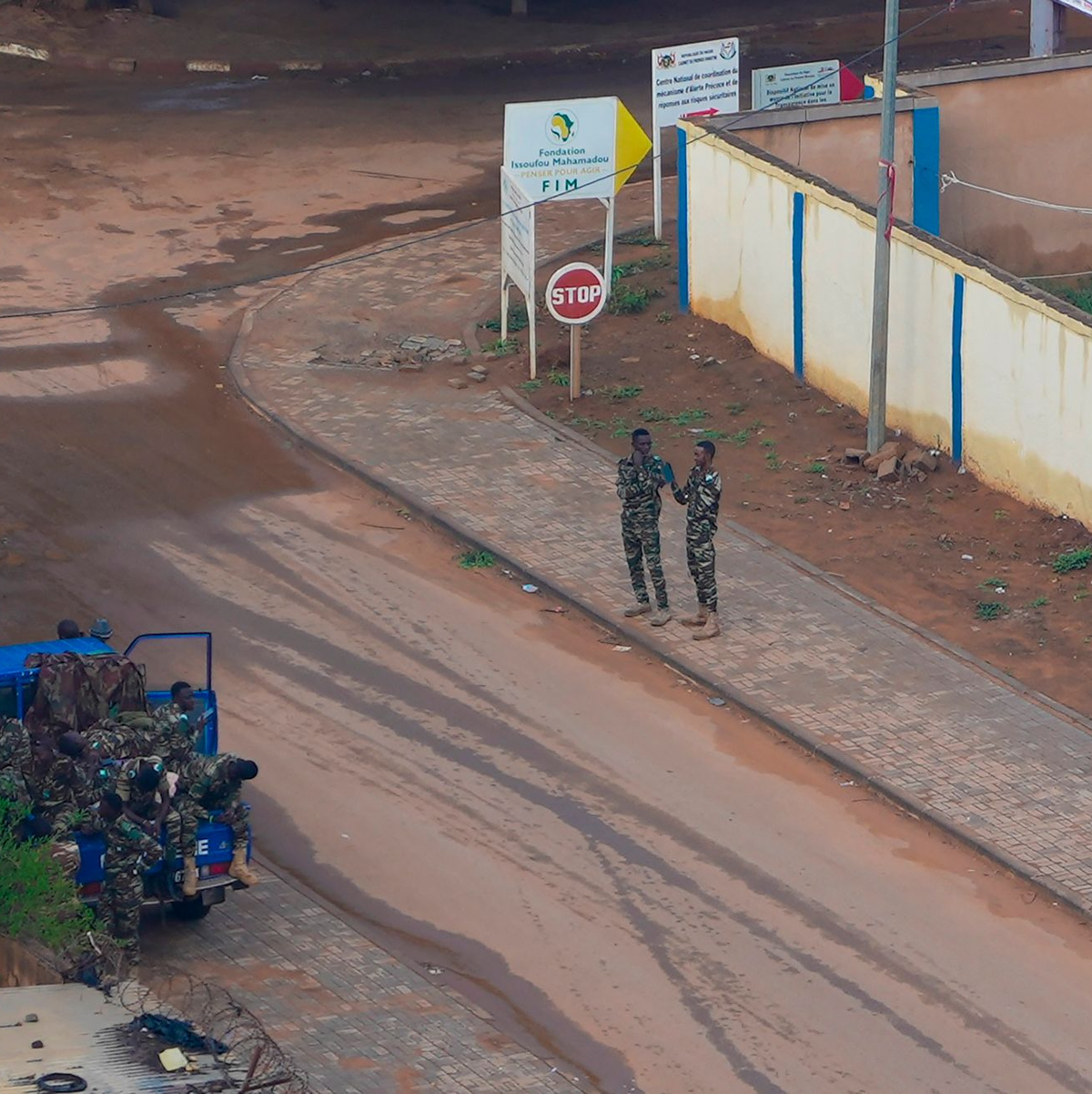 Französische Staatsangehörige warten auf dem Flughafen in Niamey auf die Evakuierung. - Foto: Sam Mednick/AP/dpa
