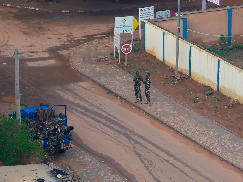 Französische Staatsangehörige warten auf dem Flughafen in Niamey auf die Evakuierung. - Foto: Sam Mednick/AP/dpa