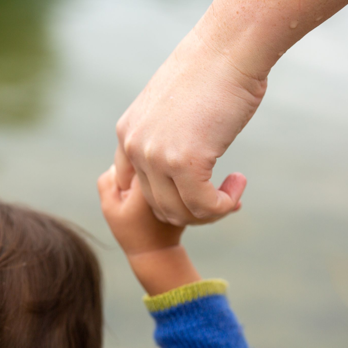 Eine Mutter hält ihr Kind an der Hand. - Foto: Fernando Gutierrez-Juarez/dpa