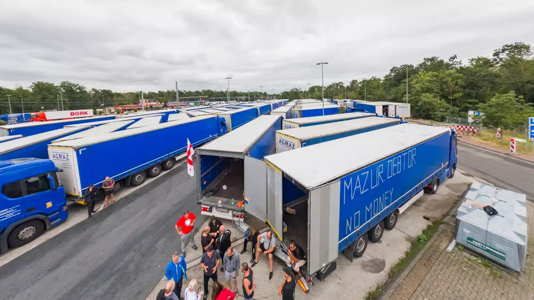 Mehrere Lkws einer polnischen Spedition stehen an der Raststätte Gräfenhausen während eines Streiks. - Bild: Andreas Arnold/dpa