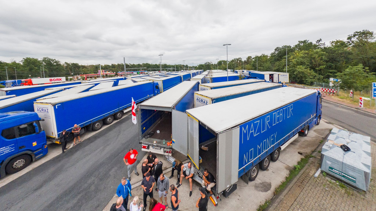Mehrere Lkws einer polnischen Spedition stehen an der Raststätte Gräfenhausen während eines Streiks. - Foto: Andreas Arnold/dpa