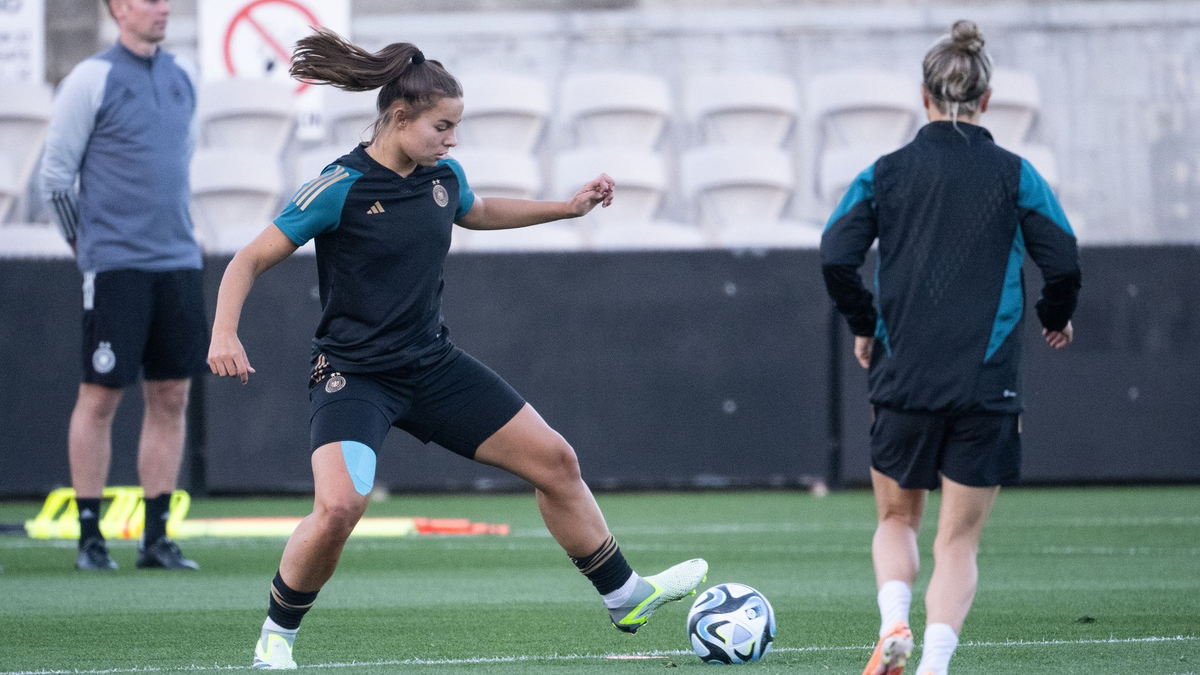 Bereit für das Spiel gegen Kolumbien: Lena Oberdorf (l) und Svenja Huth. - Foto: Sebastian Christoph Gollnow/dpa