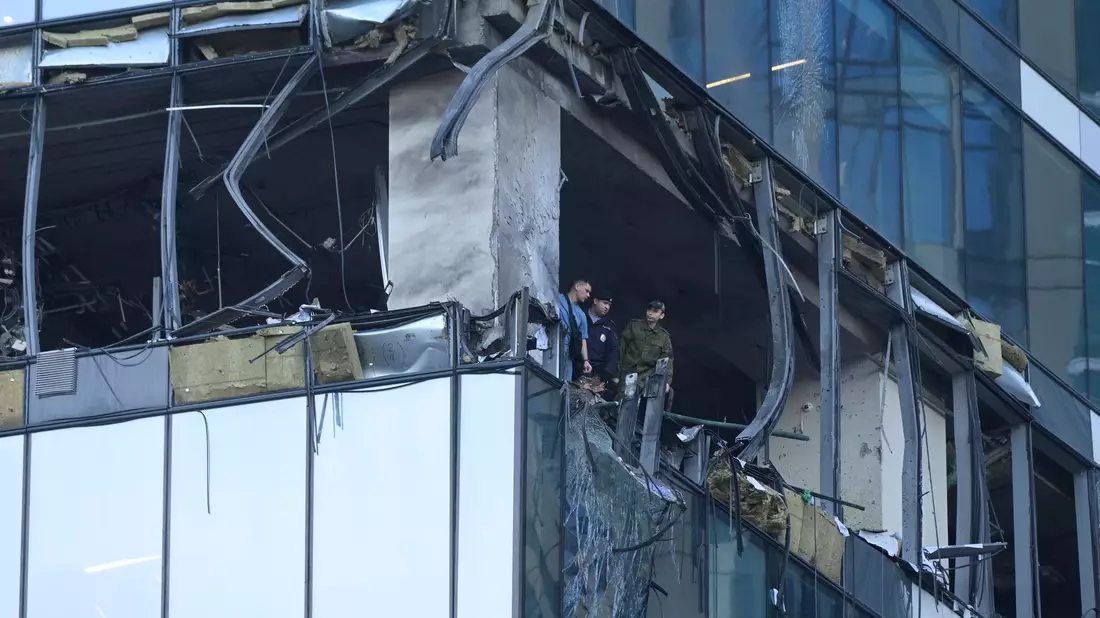 Der beschädigte Wolkenkratzer im Geschäftsviertel «Moscow City» nach einem Drohnenangriff. - Bild: AP/dpa