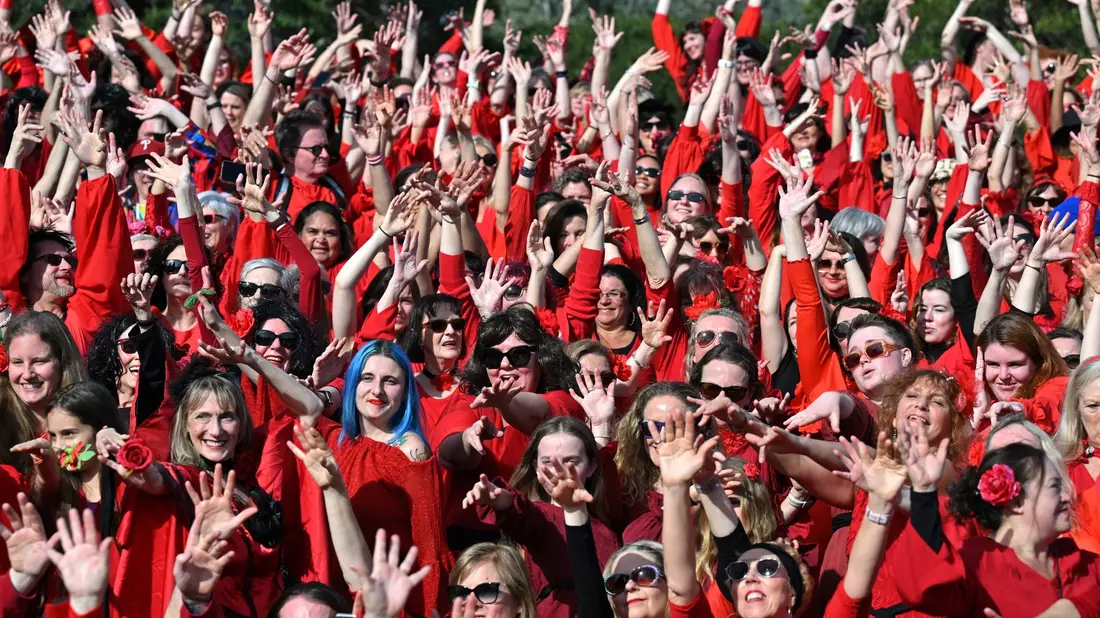 Kate-Bush-Fans versammeln sich im Sydney Park, um zu dem 1978er-Hit «Wuthering Heights» der Sängerin zu tanzen. - Bild: Mick Tsikas/AAP/dpa