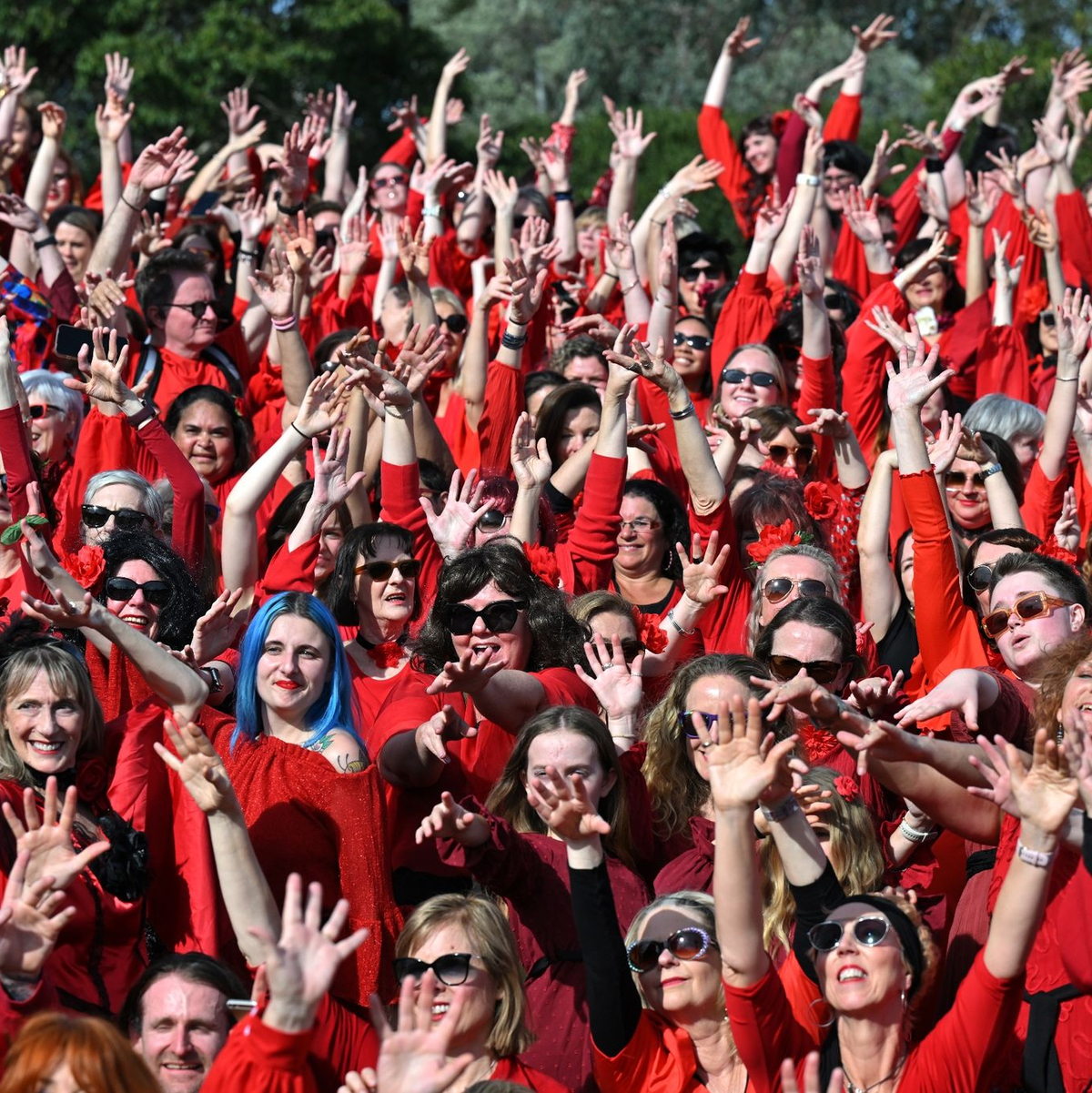 Kate-Bush-Fans versammeln sich im Sydney Park, um zu dem 1978er-Hit «Wuthering Heights» der Sängerin zu tanzen. - Foto: Mick Tsikas/AAP/dpa