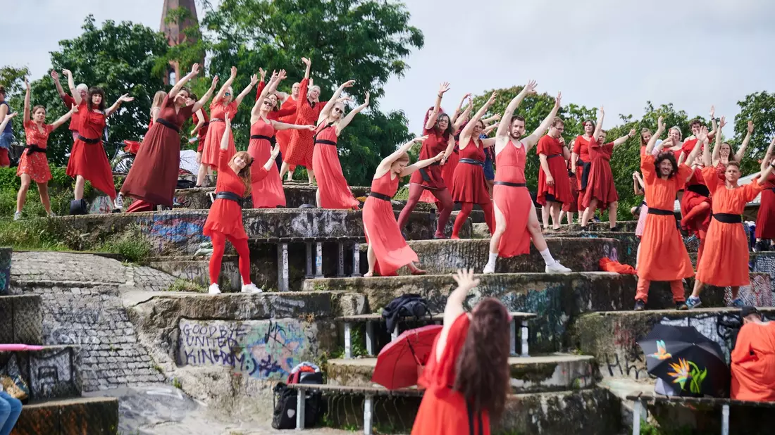 Frauen und Männer tanzen in Berlin die Choreografie aus einem Musikvideo von Kate Bush nach. - Bild: Annette Riedl/dpa