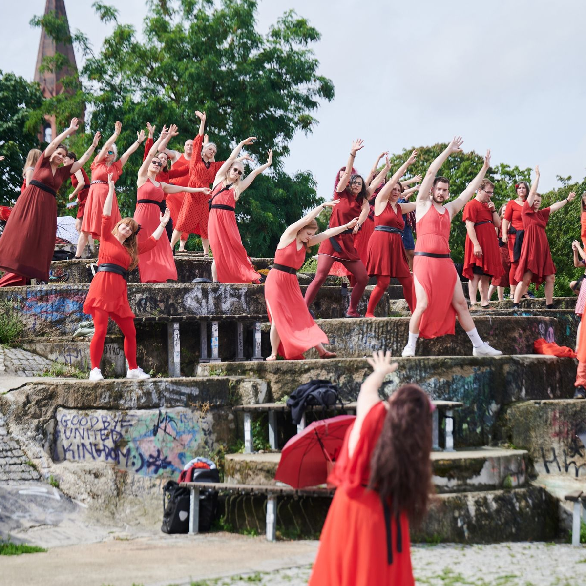 Frauen und Männer tanzen in Berlin die Choreografie aus einem Musikvideo von Kate Bush nach. - Foto: Annette Riedl/dpa