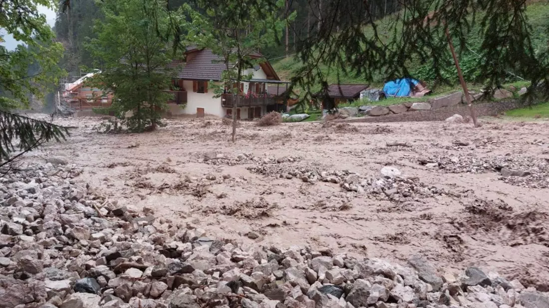 Schlamm und Wasser im oberen Pustertal in Sütdirol. Lokal heftige Gewitter mit Starkregen haben zu größeren Schäden geführt. - Bild: -/LFV Sütdirol/dpa