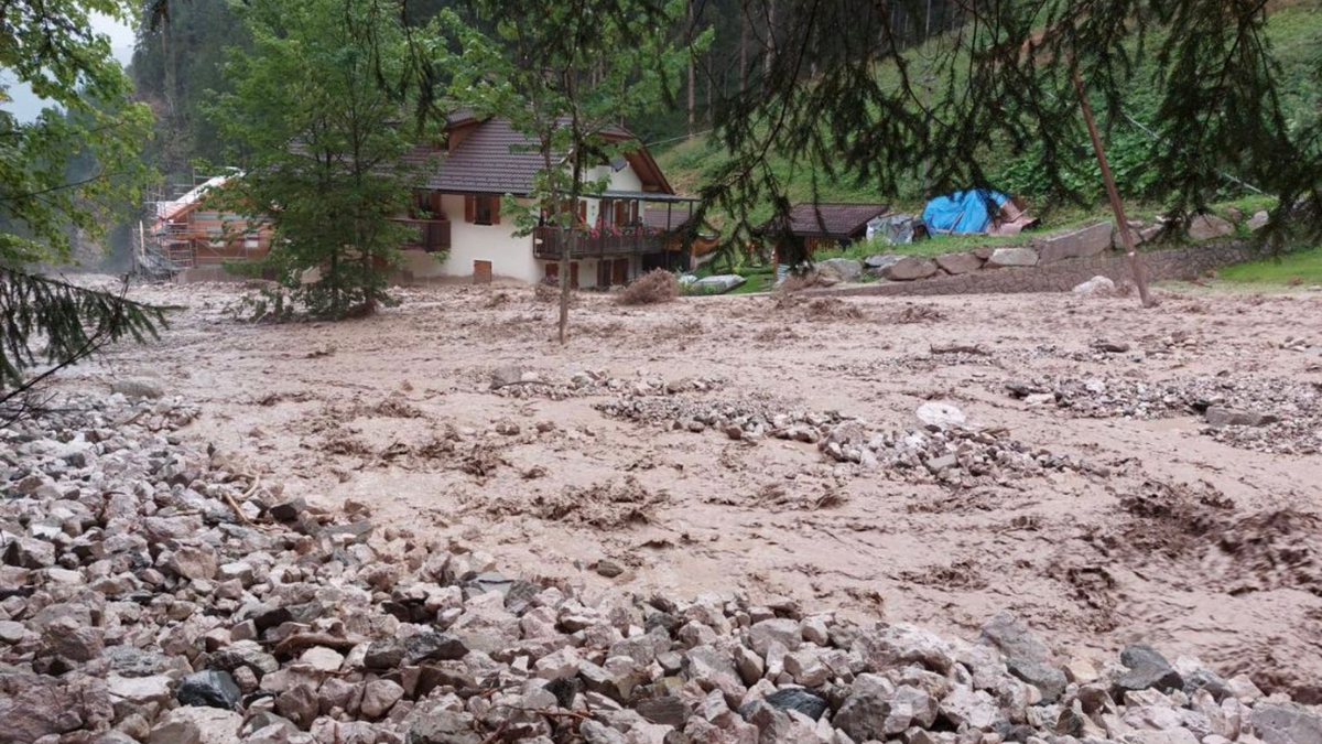 Schlamm und Wasser im oberen Pustertal in Sütdirol. Lokal heftige Gewitter mit Starkregen haben zu größeren Schäden geführt. - Foto: -/LFV Sütdirol/dpa