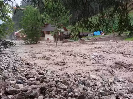 Schlamm und Wasser im oberen Pustertal in Sütdirol. Lokal heftige Gewitter mit Starkregen haben zu größeren Schäden geführt. - Foto: -/LFV Sütdirol/dpa