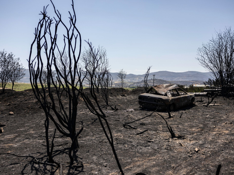Ein verbranntes Auto in der zentralgriechischen Stadt Nea Anchialos. - Foto: ---/XinHua/dpa