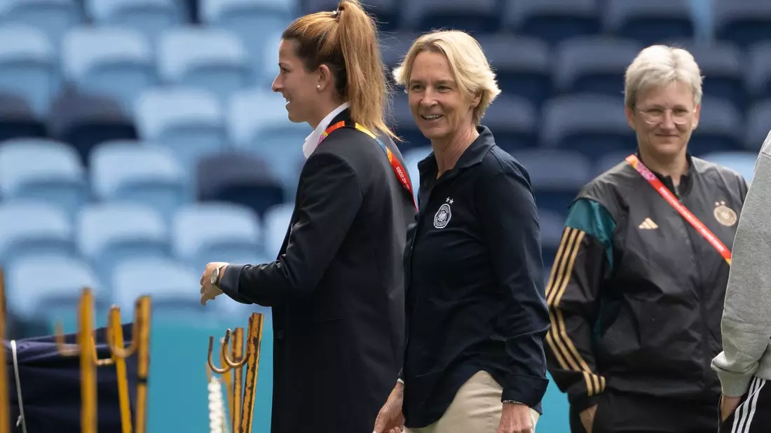 Martina Voss-Tecklenburg schickt in Chantal Hagel (l) in die Startelf gegen Kolumbien. - Bild: Sebastian Christoph Gollnow/dpa