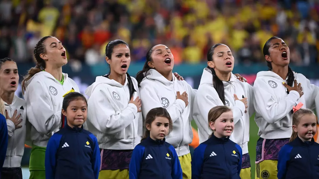 Inbrünstig: Kolumbiens Frauen bei der Nationalhymne. - Bild: Sebastian Christoph Gollnow/dpa