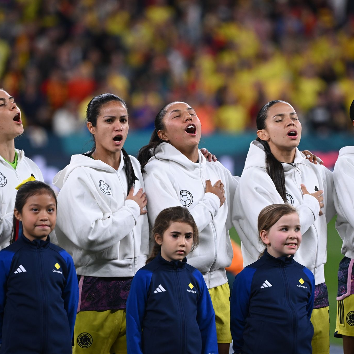 Inbrünstig: Kolumbiens Frauen bei der Nationalhymne. - Foto: Sebastian Christoph Gollnow/dpa