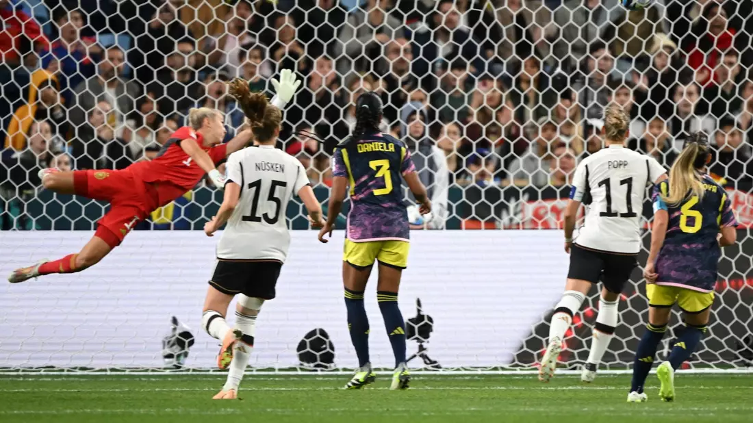 DFB-Keeperin Merle Frohms ist bei Kolumbiens Führung von Linda Caicedo (nicht im Bild) machtlos. - Bild: Sebastian Christoph Gollnow/dpa