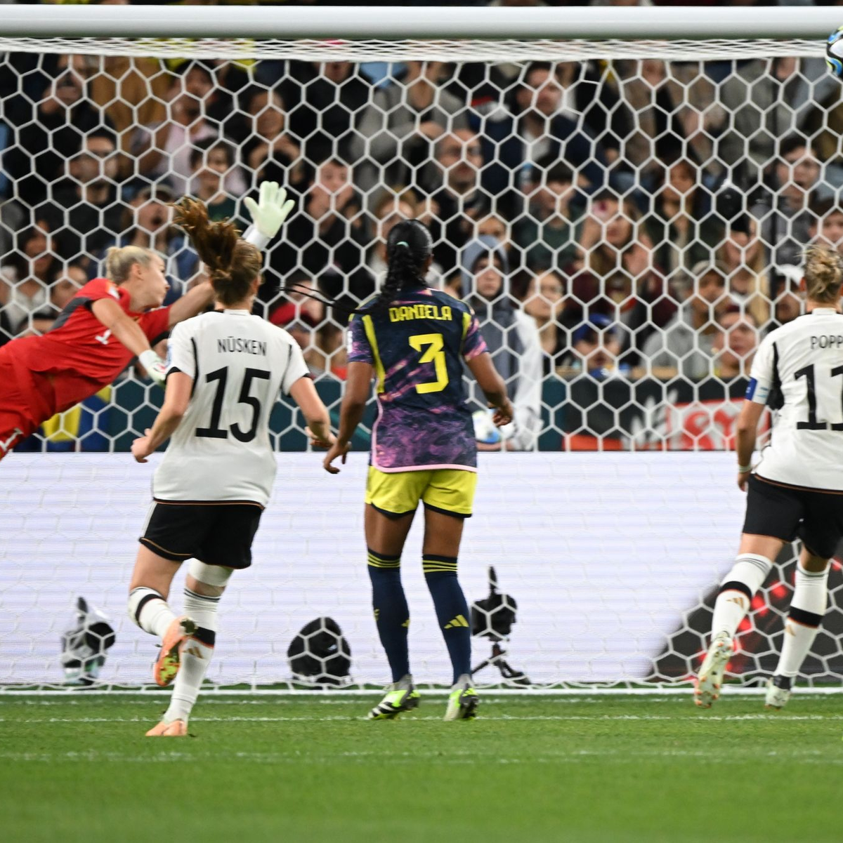 DFB-Keeperin Merle Frohms ist bei Kolumbiens Führung von Linda Caicedo (nicht im Bild) machtlos. - Foto: Sebastian Christoph Gollnow/dpa