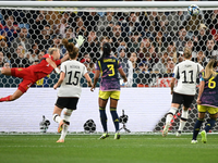 DFB-Keeperin Merle Frohms ist bei Kolumbiens Führung von Linda Caicedo (nicht im Bild) machtlos. - Foto: Sebastian Christoph Gollnow/dpa