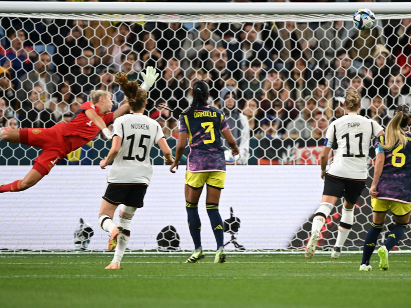 DFB-Keeperin Merle Frohms ist bei Kolumbiens Führung von Linda Caicedo (nicht im Bild) machtlos. - Foto: Sebastian Christoph Gollnow/dpa