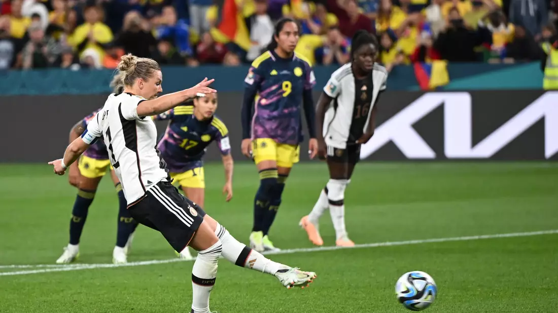 Vom Elfmeterpunkt rettete DFB-Kapitänin Alexandra Popp Deutschland einen Punkt gegen Kolumbien. - Bild: Sebastian Christoph Gollnow/dpa