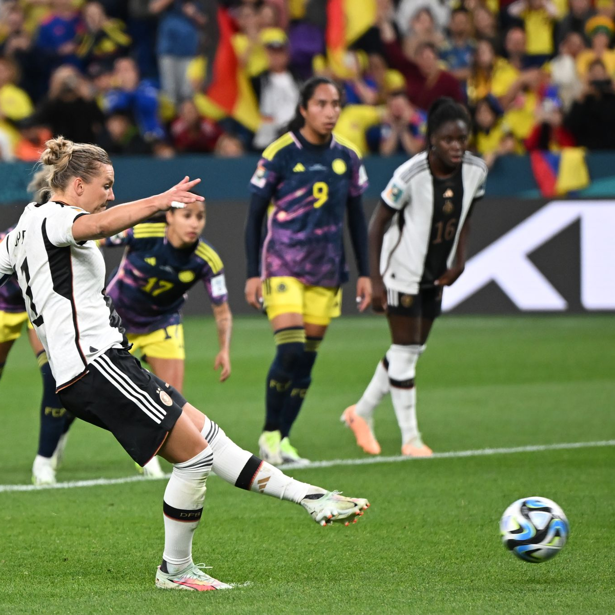 Vom Elfmeterpunkt rettete DFB-Kapitänin Alexandra Popp Deutschland einen Punkt gegen Kolumbien. - Foto: Sebastian Christoph Gollnow/dpa