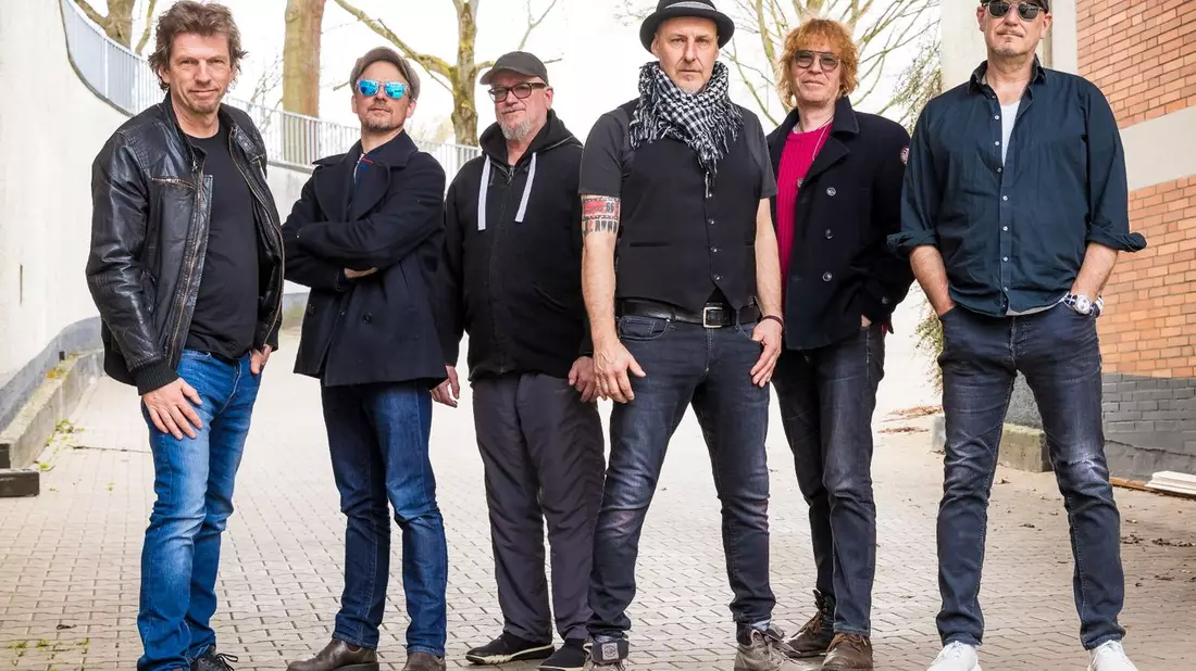 Fury in the Slaughterhouse mit Rainer Schumann (l-r), Christian Decker, Gero Drnek, Thorsten Wingenfelder, Christof Stein-Schneider und Kai Wingenfelder. - Bild: Moritz Frankenberg/dpa