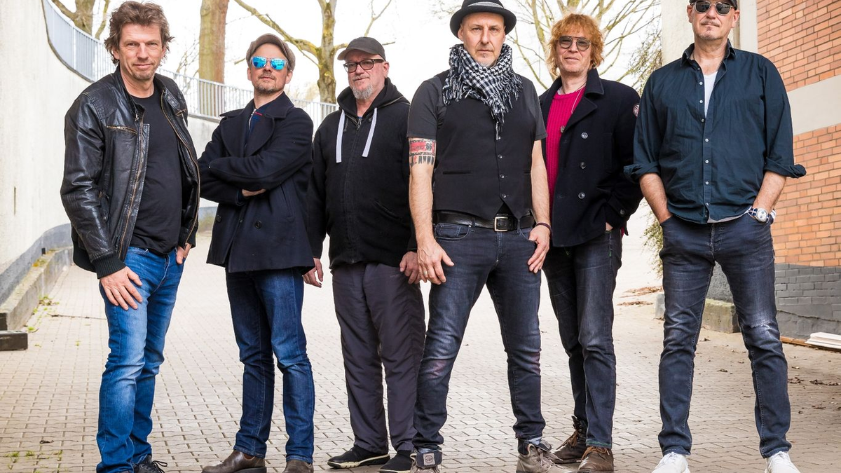 Fury in the Slaughterhouse mit Rainer Schumann (l-r), Christian Decker, Gero Drnek, Thorsten Wingenfelder, Christof Stein-Schneider und Kai Wingenfelder. - Foto: Moritz Frankenberg/dpa