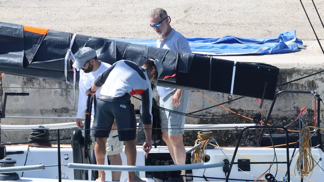 König Felipe VI. (r), auf dem Segelboot «Aifos» in Palma de Mallorca. - Bild: Raúl Terrel/EUROPA PRESS/dpa