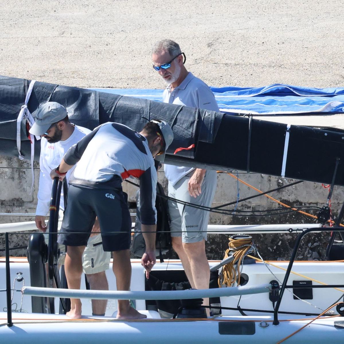König Felipe VI. (r), auf dem Segelboot «Aifos» in Palma de Mallorca. - Foto: Raúl Terrel/EUROPA PRESS/dpa