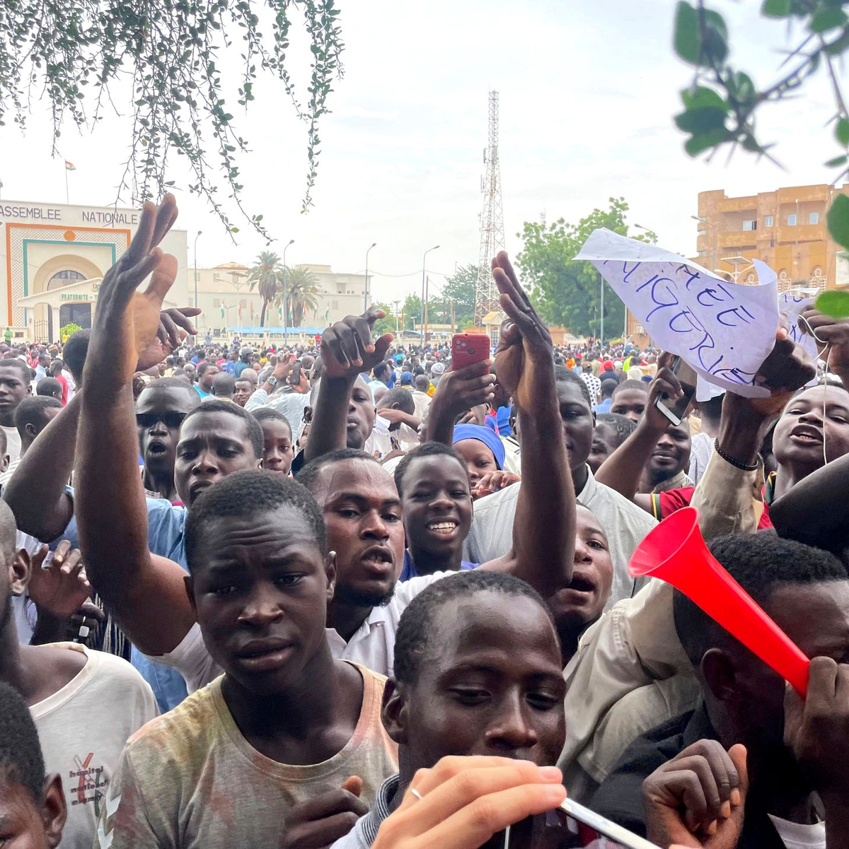 Junge Nigrer versammeln sich in der Hauptstadt Niamey. - Foto: Sam Mednick/AP/dpa