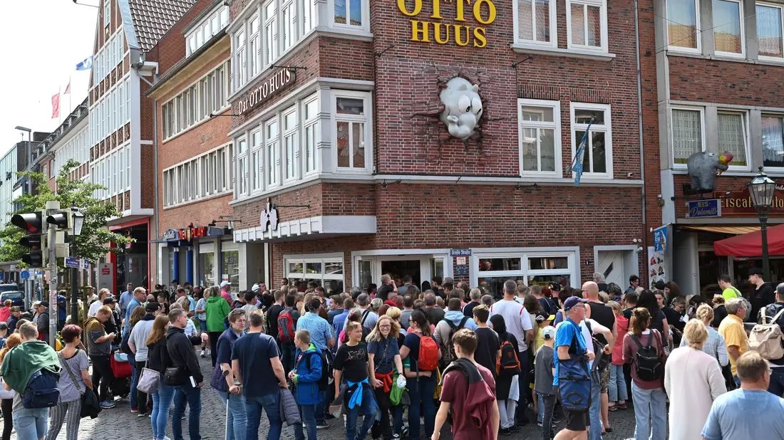 Hunderte Fans warteten vor dem Otto-Huus in Emden auf den Komiker. - Bild: Lars Penning/dpa