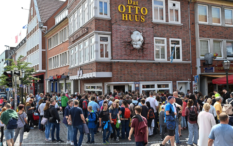 Hunderte Fans warteten vor dem Otto-Huus in Emden auf den Komiker. - Foto: Lars Penning/dpa