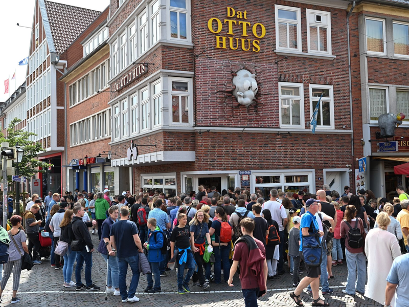 Hunderte Fans warteten vor dem Otto-Huus in Emden auf den Komiker. - Foto: Lars Penning/dpa
