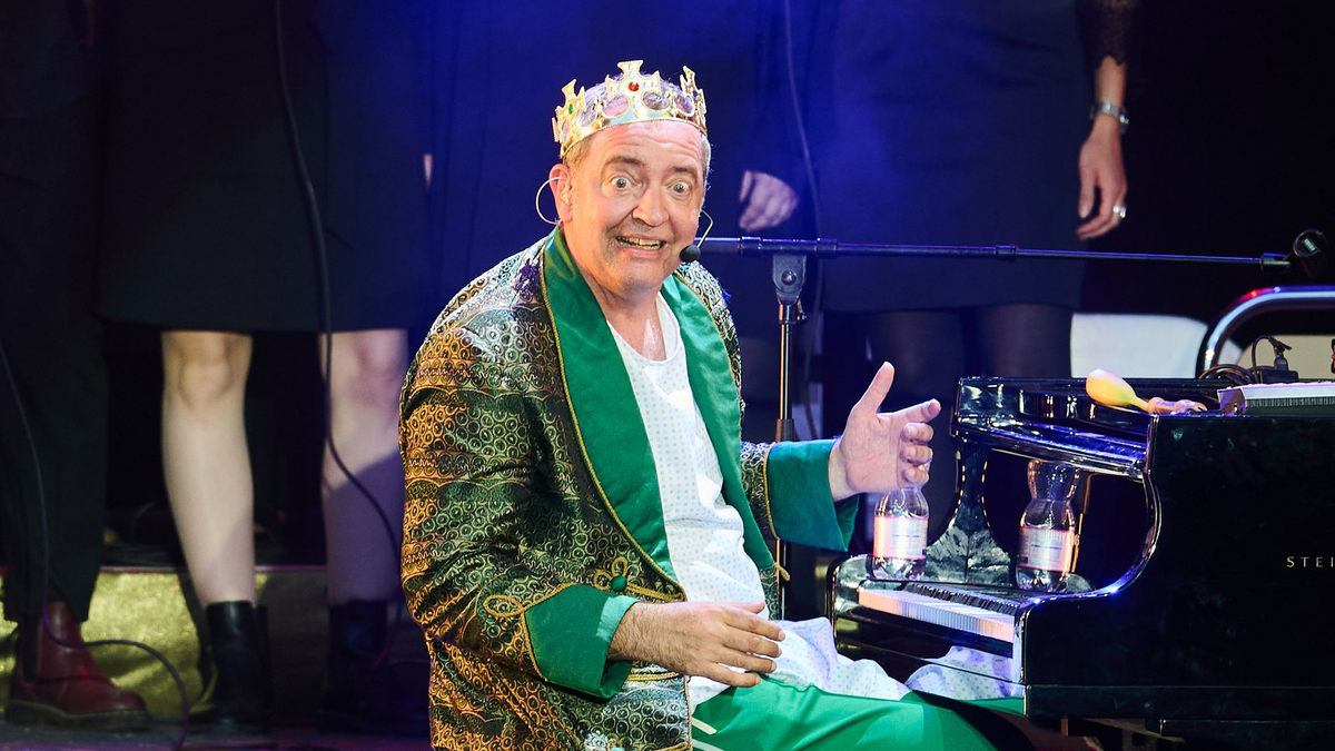 Rainald Grebe singt beim Konzert „Halleluja Berlin – Das Konzertspektakel“ in der Waldbühne. - Foto: Annette Riedl/dpa